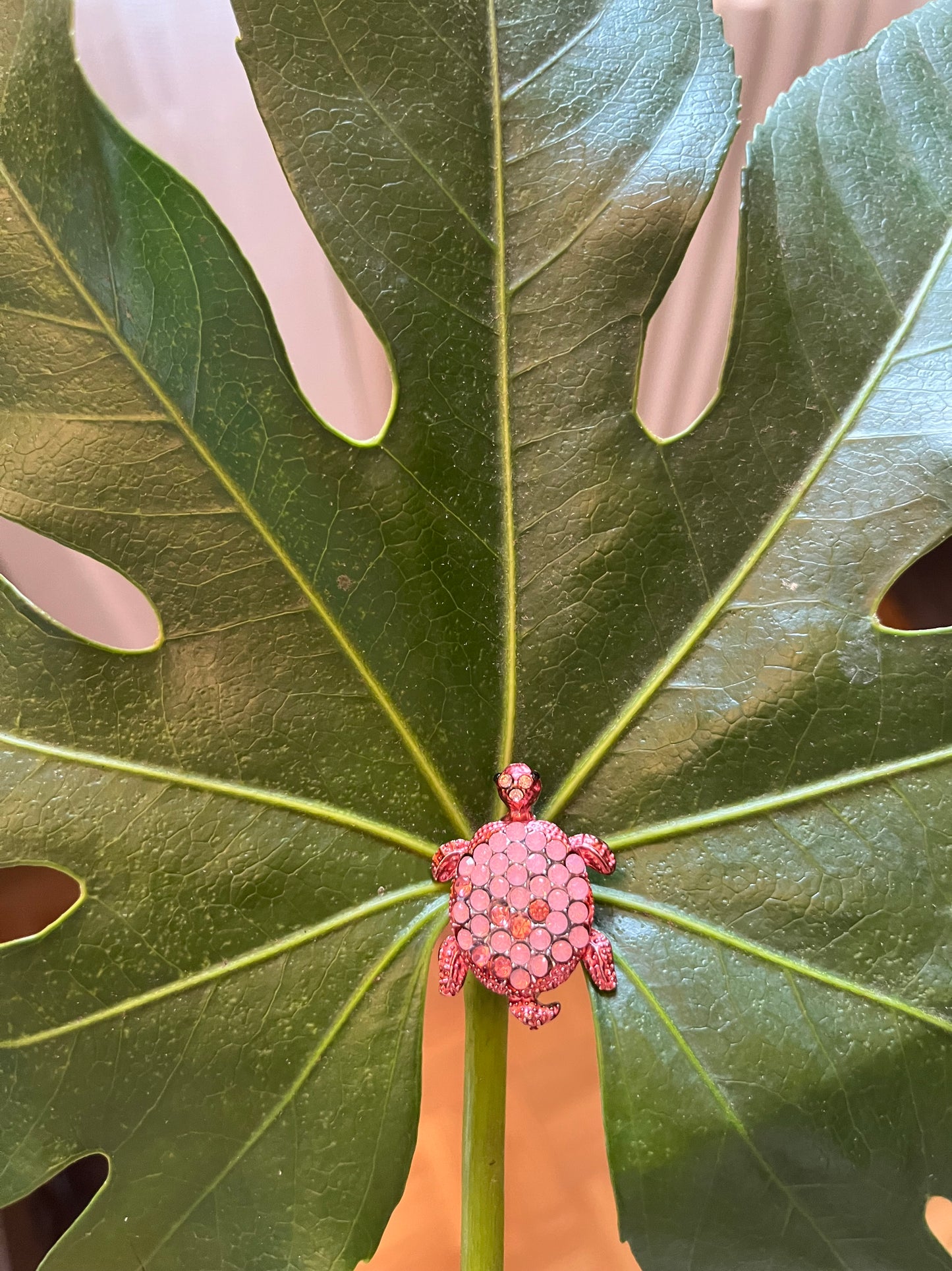 Blush Radiance Turtle Brooch – A Sparkling Touch of Delicate Beauty