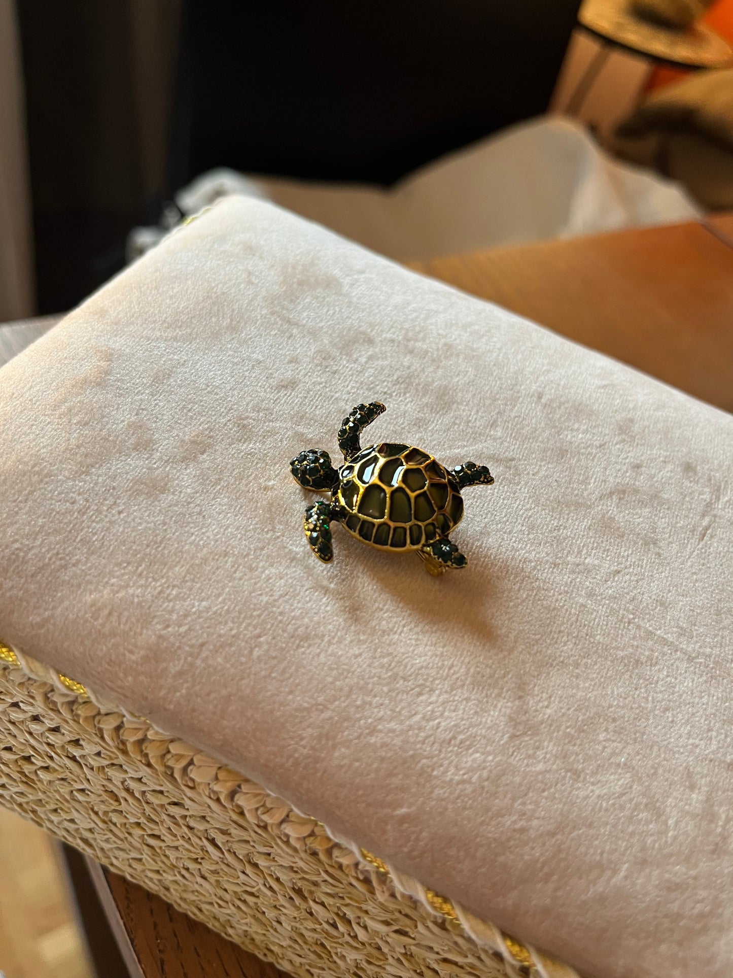 Emerald Ocean Turtle Brooch – Dive into the Depths of Elegance