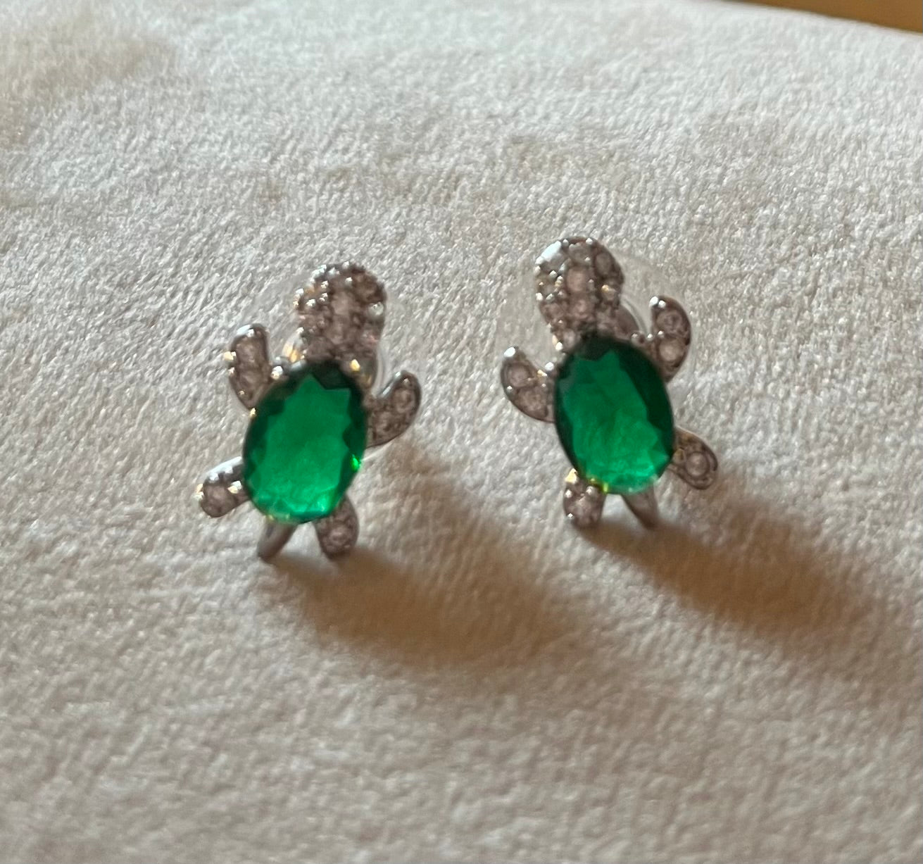 Emerald Glimmer Turtle Studs: Verdant Sparkle for Every Day