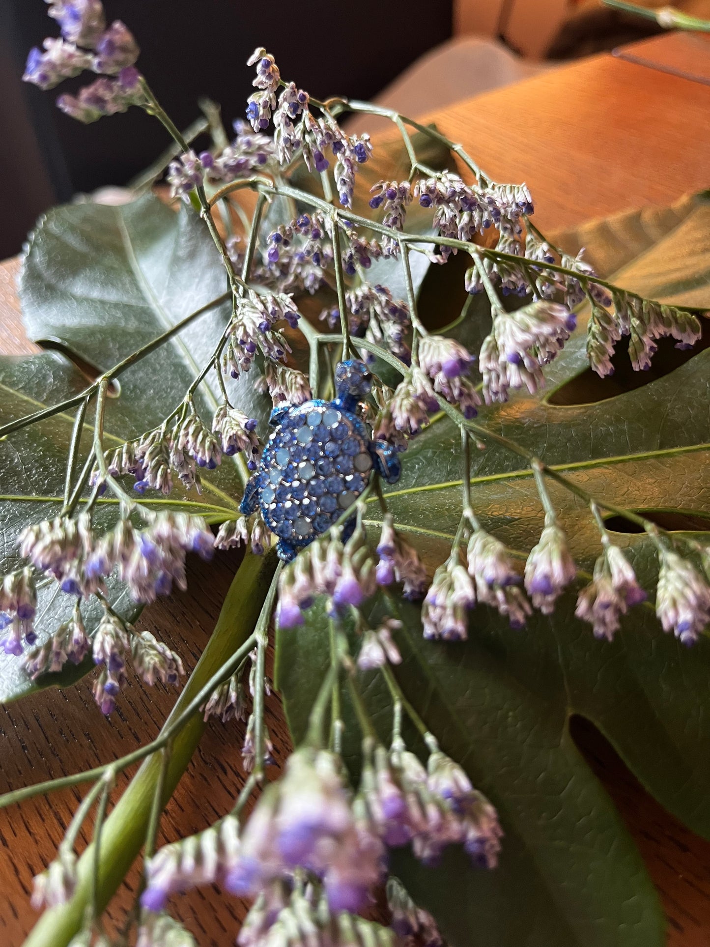 Ocean Blue Crystal Turtle Brooch – A Glimmer of Tranquility