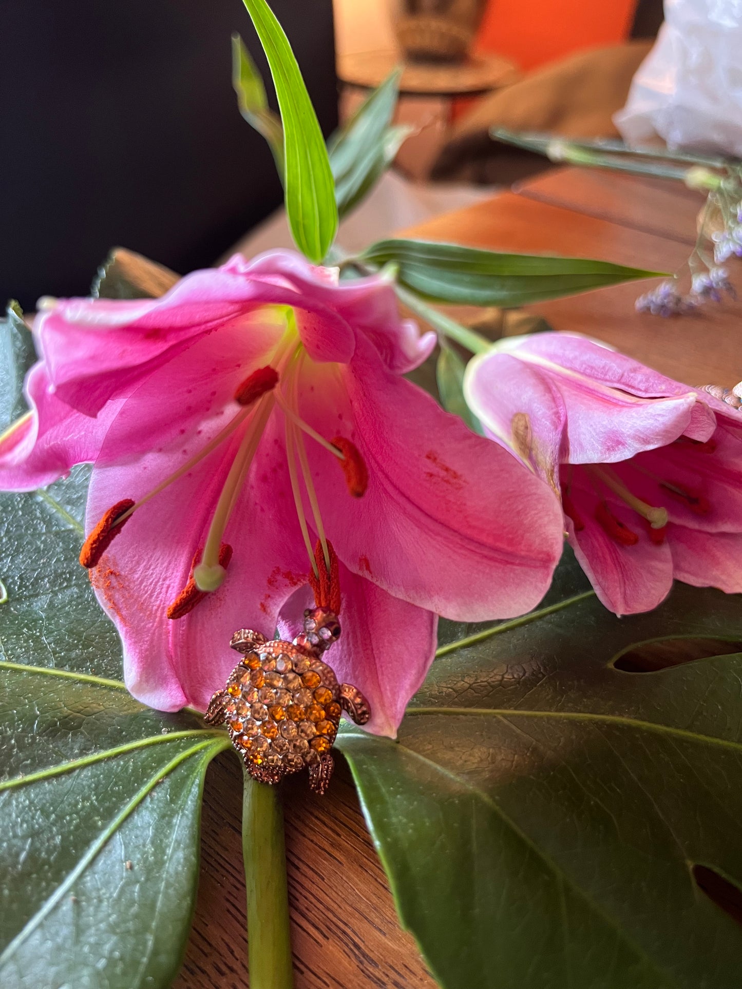 Golden Elegance Turtle Brooch – Sparkle with Timeless Beauty